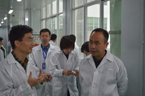 高新区党工委书记黄如欣到育成中心调研“双百”企业